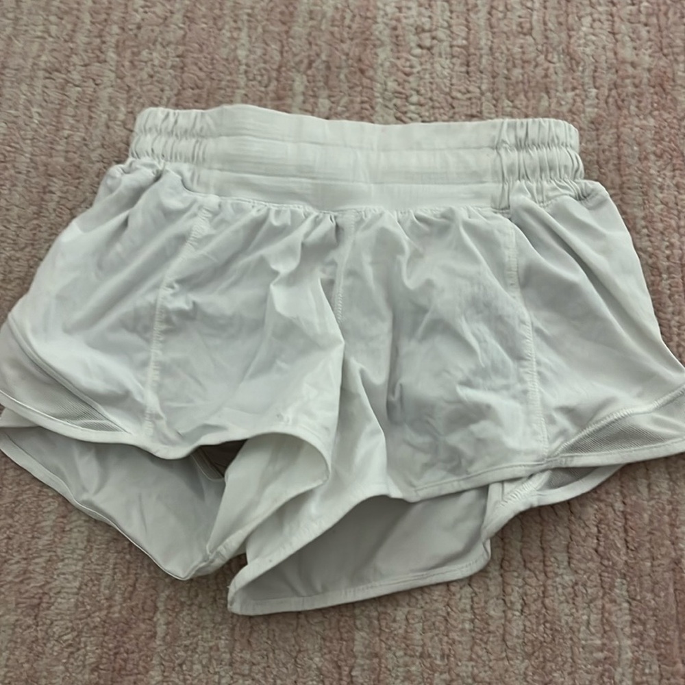 Lululemon Size 0 white hottie hot 2.5 inch